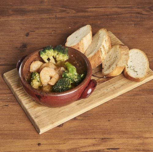 Shrimp and broccoli ajillo