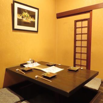 2Fには4名様掛けの掘りごたつ席があり、会社の同僚や家族との飲み会に最適です。豊富なお酒や料理を楽しみながら、和の温もりが感じられる店内でリラックスできます。まるで自宅に帰ったかのような落ち着いた雰囲気の中、心地よくくつろぎながら特別なひとときをごゆっくりとお過ごしください。