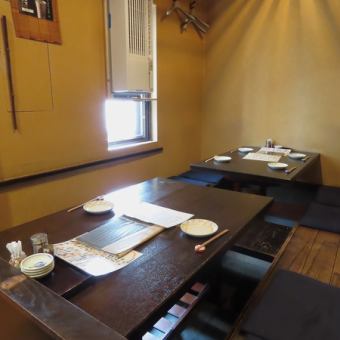 4名様の掘りごたつの席があり、結合可能なので6名様から8名様まで対応可能です。