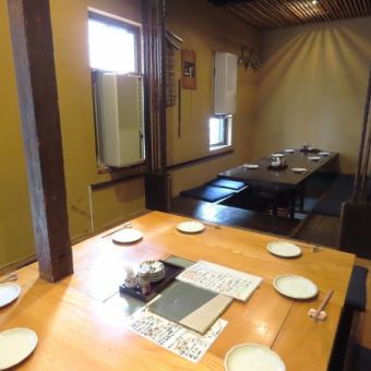 【2F貸切】25名から30名様までフロア貸切可能♪豊富なコースメニューをご用意しており、さまざまなシーンに対応できます。最寄り駅から徒歩約3分の便利な立地にあり、全席喫煙可能の掘りごたつ席でリラックスした雰囲気の中でお楽しみ頂けます。ぜひ、友人や同僚と一緒に特別なひとときをお過ごし下さい。