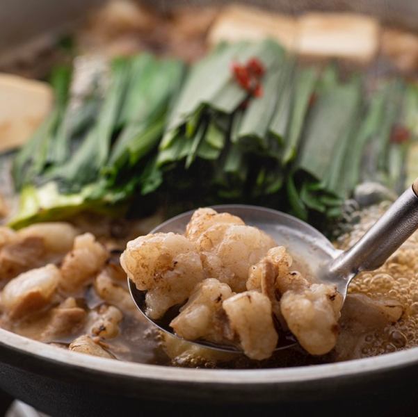 【とろける柔らかさと脂の深い甘み、濃厚で贅沢な味わいを堪能】名物炙りもつ鍋1人前1380円(税込)