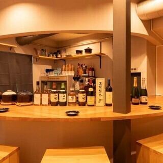 『わらじや』の食材はすべて九州産を使用！当店名物のもつ鍋は最高級黒毛和牛の小腸を使用し、香ばしさが楽しめる贅沢な一品。歓送迎会や忘新年会に最適なフロア貸切や、少人数用の個室テーブルも完備。大切な日にもぜひご利用ください。シェフこだわりのお料理で真心込めておもてなしします！