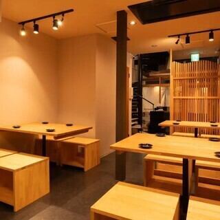 九州のお料理と相性抜群です。当店名物のもつ鍋は最高級黒毛和牛の小腸を使用し、香ばしく濃厚な味わいが楽しめます。歓送迎会や忘新年会に最適な12名～のフロア貸切や、少人数用の個室も完備。女子会、飲み会、デート、記念日など、さまざまなシーンでご利用いただけます♪