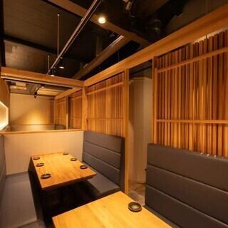 宴会、女子会、飲み会、デート、記念日など、様々なシーンでご利用いただけます。お電話でのお問い合わせで個室のご用意も可能です。完全個室を完備し、2階フロアは最大20名様まで個室感覚でご利用いただけます。少人数用テーブル個室や大人数用テーブル個室、さらにフロア貸切も対応可能◎お電話で気軽にご相談下さい♪