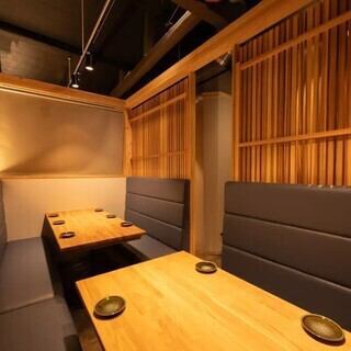 【2階半個室席】7名～10名×2テーブル完備。歓送迎会や飲み会、忘新年会に最適な空間です。12名～のフロア貸切も可能で、少人数用の個室テーブルも◎定番人気の炙りもつ鍋が楽しめる「炙コース」は、博多名物ゴマかんぱちや手羽先唐揚げも含む飲み放題付き♪大切な日や各種宴会にぜひ【わらじや】をご利用ください。