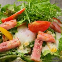 厚切りベーコンの温玉シーザーサラダ