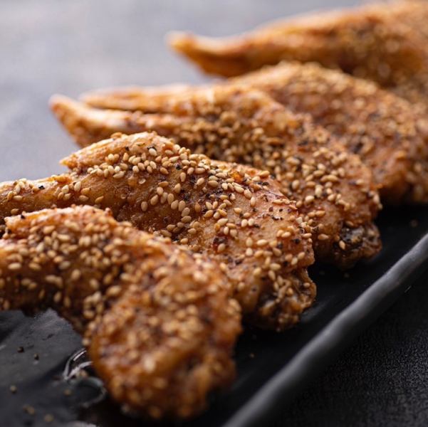 【外はカリカリ・中はジューシーで広がる深い味わいが堪らない♪】やみつき手羽唐1本210円(税込)