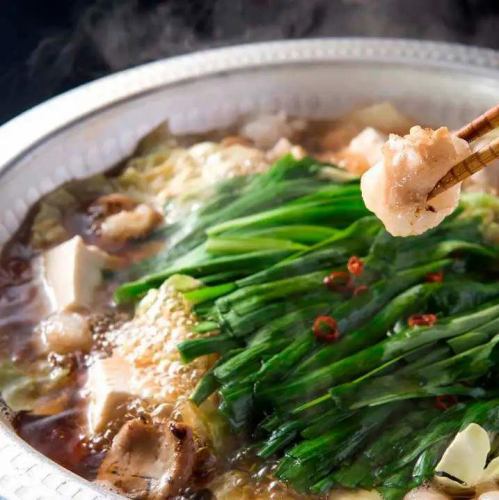 【とろける柔らかさと脂の深い甘み、濃厚で贅沢な味わいを堪能】名物炙りもつ鍋1人前1380円(税込)