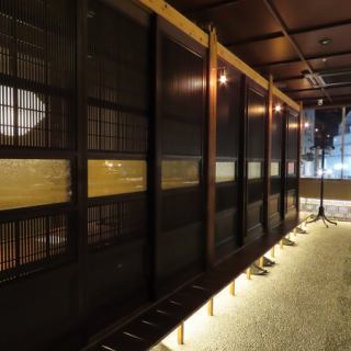 落ち着いた和の空間で、周りを気にせずゆったりとお食事をお楽しみいただける個室席。接待や会食、記念日のお食事はもちろん、ご家族でのお集まりや小宴会にもおすすめです。鮨と旬の逸品を心ゆくまでご堪能ください。