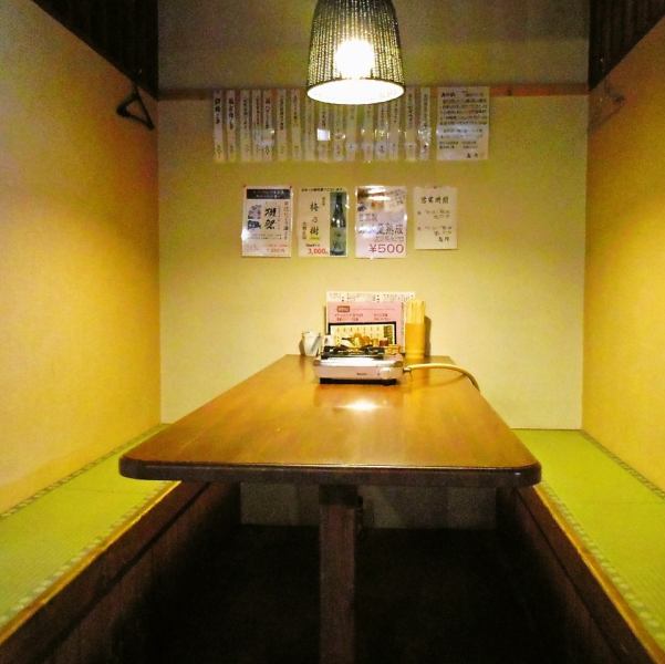 在商店里，就像一家时尚的日式酒吧，您可以感受到优雅的感觉◆流行的挖掘座椅可让您放松和享用美食，其中有2个可容纳6人的餐桌座位。周末特别拥挤，所以请在预订时尽快与我们联系♪