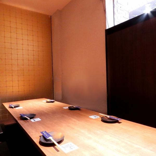 【VIPルーム】1F奥の掘りごたつ個室は最大10名様、完全予約限定のお部屋です。平日5名～/週末・祝前8名～承ります。（人数のご相談は電話でも承りますのでお気軽にどうぞ）