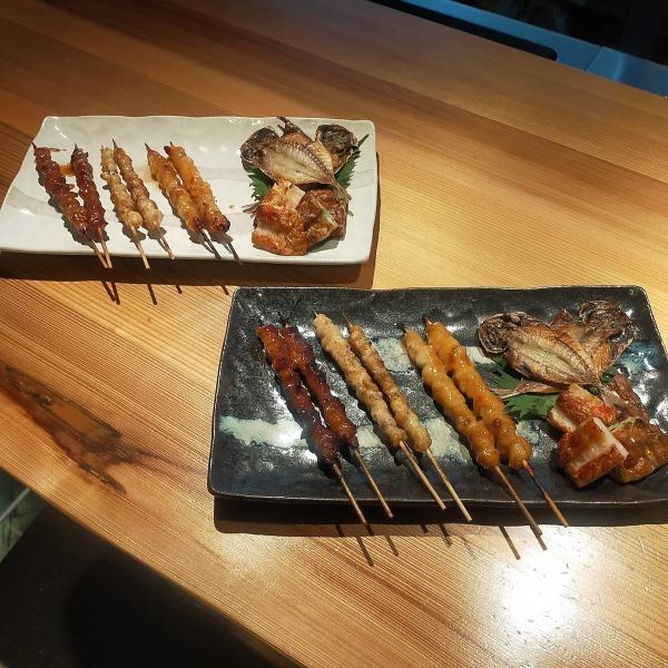 【ディナータイム限定メニュー多数あります。その中でも人気の鳥皮串(たれ・塩・スイートチリ)】