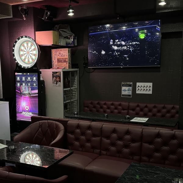 【特別な日は高級シャンパンで乾杯♪】大人の雰囲気たっぷりの心地よい空間で、高級シャンパンを片手にカラオケやダーツを楽しみながら自由を満喫しませんか。モエやドンペリなどの高級シャンパンの他、焼酎やサワー、リキュールなどのドリンク飲み放題+カラオケ歌い放題が1720円(税込)で楽しめます♪是非ご利用ください。