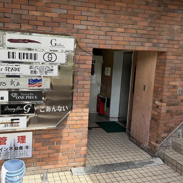 【自由な夜を満喫できるバー】当店では夜中から翌日まで飲み放題×歌い放題が可能◎また、店内は持ち込みOKで、皆で盛り上がれるダーツやパーティーゲームをご用意しております！是非、ディープな雰囲気いっぱいの空間で気心知れた仲間と飲んで、歌って、遊べる楽しい時間をお過ごしください。ご利用お待ちしております！