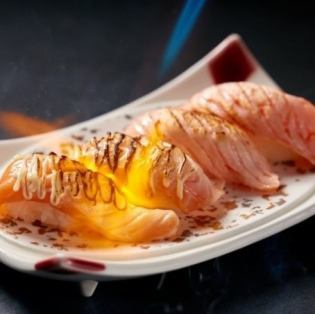 サーモンの炙りにぎり(2貫)