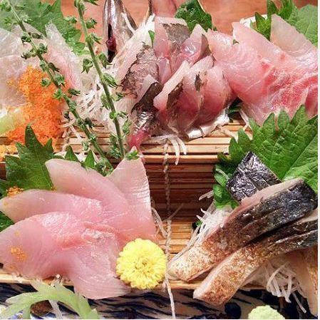 豊洲から直送鮮魚のお刺身が大好評。ネタが無くなり次第終了！！