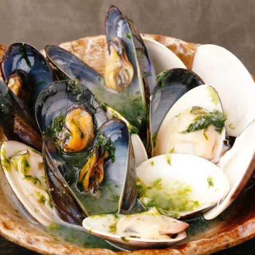 Steamed clams, clams and mushrooms with sea lettuce butter