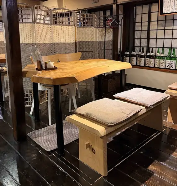 店内は広々とした空間が広がっており、テーブル席と掘りごたつ席がございます!!座椅子でなく椅子とテーブルのお席ですので、足が痛くなる心配はございません。ご家族でのお食事から御宴会コースでお楽しみのお客様にも人気です。また大人数でのご予約も可能で、貸切もできます!!お気軽にお店までお問い合わせください!!