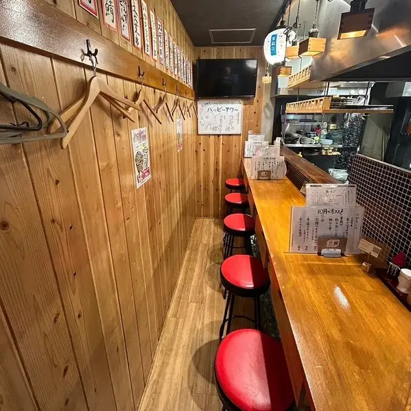 【お一人様大歓迎◎】1名カウンター×8をご用意！厨房を囲むカウンター席はスタッフとも楽しくお話ができる楽しい空間です♪お仕事帰りにお一人様でもお気軽にお立ち寄り頂けます！