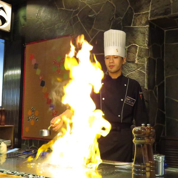 神戶海鮮和黑毛和牛牛肉味道鮮美！新鮮的海鮮搭配廚師的表演！在牛排館神樂館，您可以享受最高水平的熱情好客，其中包括多年來培育的“味道”和“技術”。一流的廚師通過現場表演烘焙精心挑選的食材。
