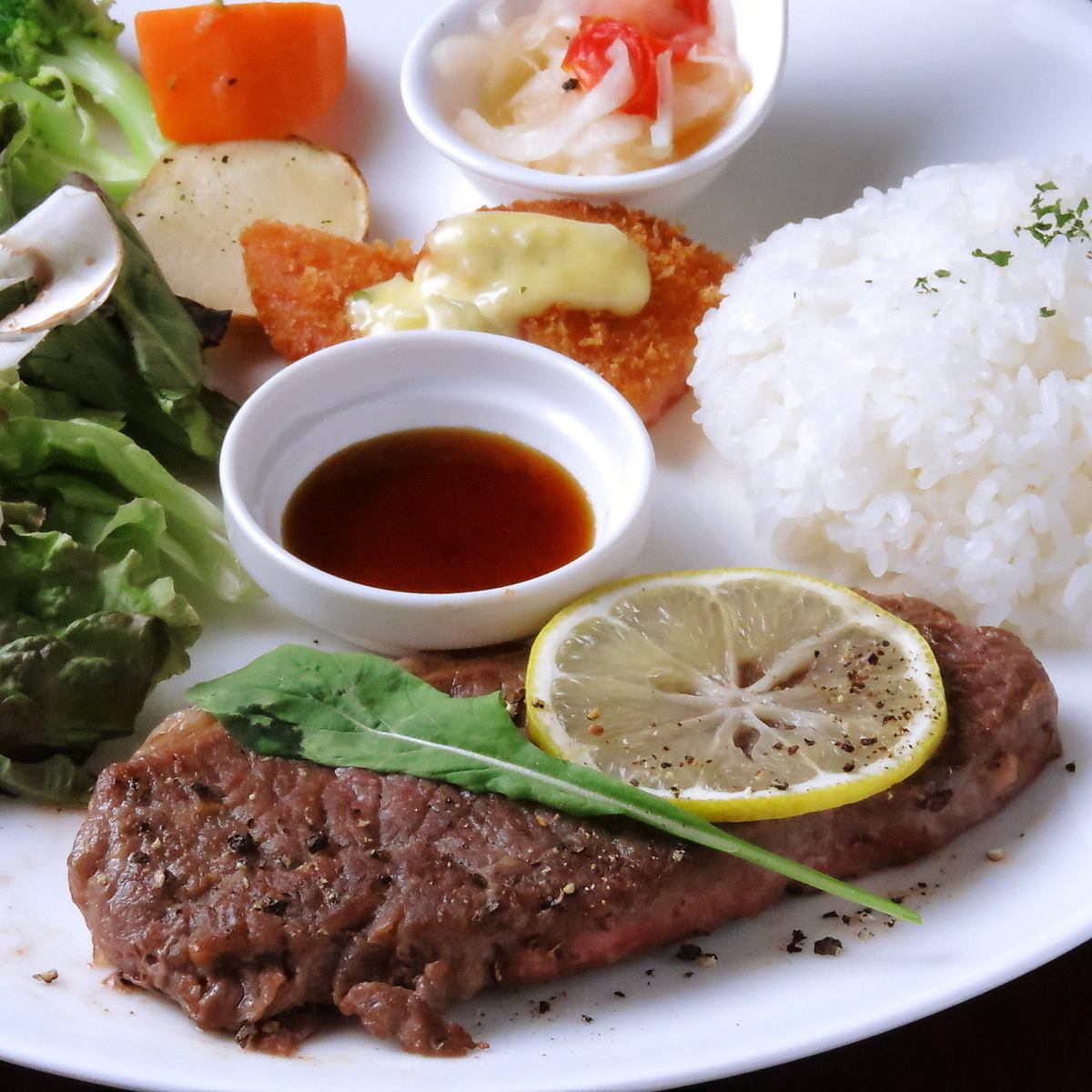 落ち着いた隠れ家的な雰囲気の空間でお食事をお楽しみください！