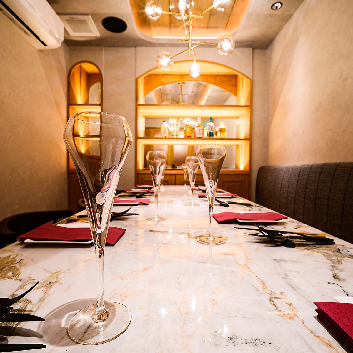 我們提供可容納 14 人的私人私人房間,非常適合大型聚會。