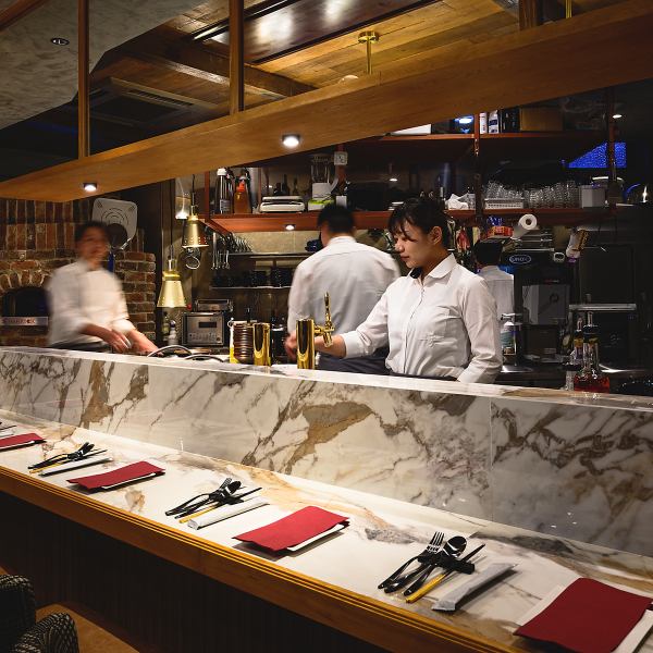 一樓是一個充滿活力的空間,你可以感受到石爐和廚房散發出的熱氣。在新鮮出爐的披薩和烹飪的香氣中,與朋友或同事享用輕鬆的餐點。這個充滿活力和生機的空間非常適合非正式聚會和飲酒派對。