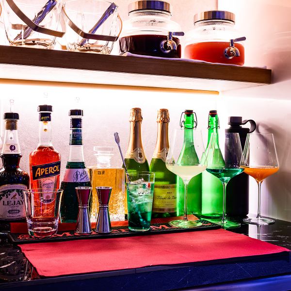 二樓所有座位都是私人座位,營造出非常私密的空間。只需額外支付 1000 日元,即可享用由侍酒師精心挑選的 24 種來自世界各地的葡萄酒。享用一杯根據您的喜好特調的飲品,度過一段奢華時光。