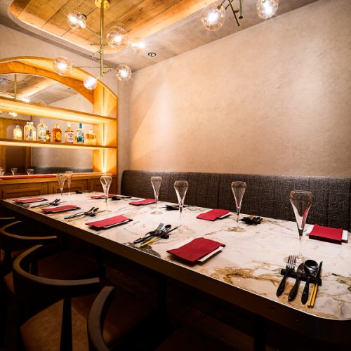 可容納最多 14 人的私人私人房間