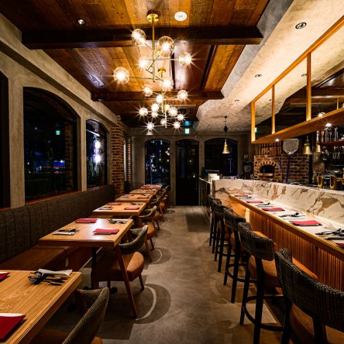 一樓的餐桌椅採用溫暖的木質材料，營造出寧靜的氛圍。在這裡，您可以一邊品嚐柴火烤製的披薩和新鮮的意大利海鮮，一邊與朋友暢談，同時享用一杯葡萄酒。推薦用於與朋友聚會飲酒或日常飲用。