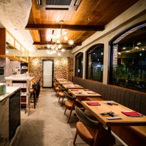 F 樓也可以整層出租。在開放式廚房熱鬧的氛圍中，與朋友們一起享受美好時光，品嚐柴火烤披薩和新鮮的意大利海鮮。它也非常適合公司聚會和朋友聚會。