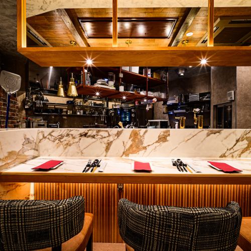 一樓的吧台座位是特別的座位，您可以肩並肩地坐著，享受開放式廚房帶來的沉浸式氛圍。觀看廚師烹飪，沉浸在香氣和聲音中，會讓你們的約會更加特別。