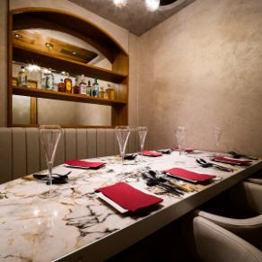 這間帶門的完全私密房間最多可容納 7 人。在這裡，您可以盡情享用用精心挑選的食材烹製的意大利美食和石爐披薩，同時還能在輕鬆愉快的氛圍中享受美食，而無需擔心周圍的人。非常適合公司聚會和朋友聚會。