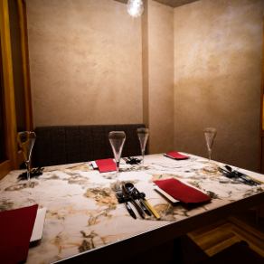 二樓的全私人包廂提供自助無限暢飲服務。您可以在座位上自行調製飲品，非常適合休閒娛樂。享受義大利特色美食和石爐披薩，體驗熱情周到的服務。