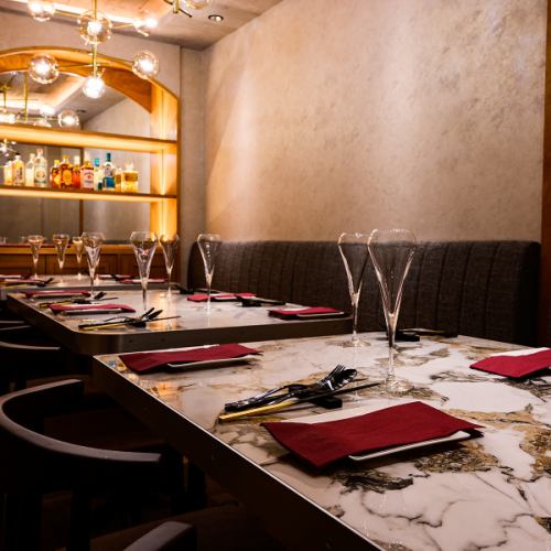 我們有一個帶門的獨立房間，最多可容納 14 人。包含無限暢飲選項的套餐起價為 4,980 日圓。在私密空間享用新鮮的義大利海鮮，是公司宴會或朋友聚會的理想選擇。