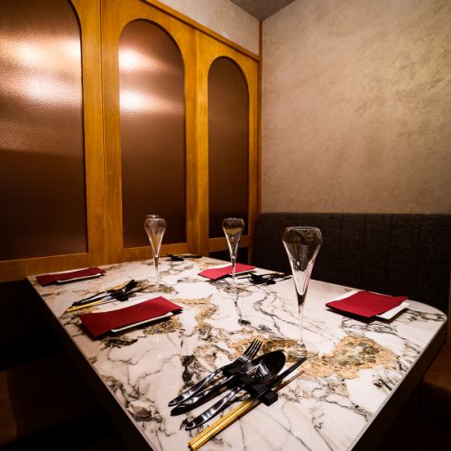 這間有門的獨立房間最多可容納四人。在私密的空間享用石爐披薩和新鮮的義大利海鮮，即使是小團體也能在這裡舒適地放鬆身心。非常適合女生聚會、商務會議和家庭聚餐。