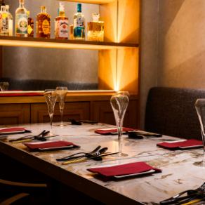 二樓的全私密包廂非常適合公司聚會。由於這是自助式無限暢飲吧，選擇自己喜歡的飲品本身就是一種樂趣。在輕鬆愉快的氛圍中，享用新鮮的義大利海鮮和石爐披薩。