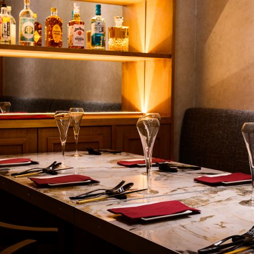 二樓的全私密包廂非常適合公司聚會。由於這是自助式無限暢飲吧，選擇自己喜歡的飲品本身就是一種樂趣。在輕鬆愉快的氛圍中，享用新鮮的義大利海鮮和石爐披薩。