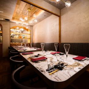 非常適合私人活動。我們提供暢飲套餐（2 小時 1980 日圓），您可以在房間內自行調製雞尾酒。只需額外支付 1000 日元，即可暢飲由我們的侍酒師精心挑選的 24 種葡萄酒。請盡情享用，搭配您的美食。