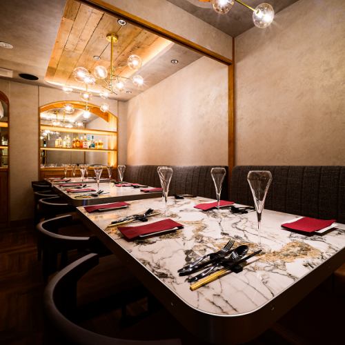 非常適合私人活動。我們提供暢飲套餐（2 小時 1980 日圓），您可以在房間內自行調製雞尾酒。只需額外支付 1000 日元，即可暢飲由我們的侍酒師精心挑選的 24 種葡萄酒。請盡情享用，搭配您的美食。