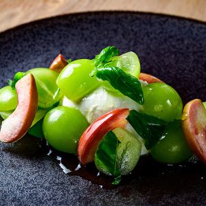 <美味時令水果> 卡普雷塞沙拉採用時令水果製成，水果直接來自長野縣山下水果農場