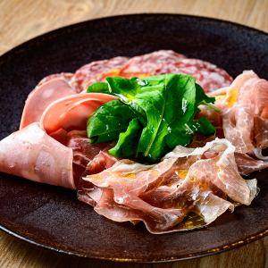 精選法國火腿和薩拉米香腸