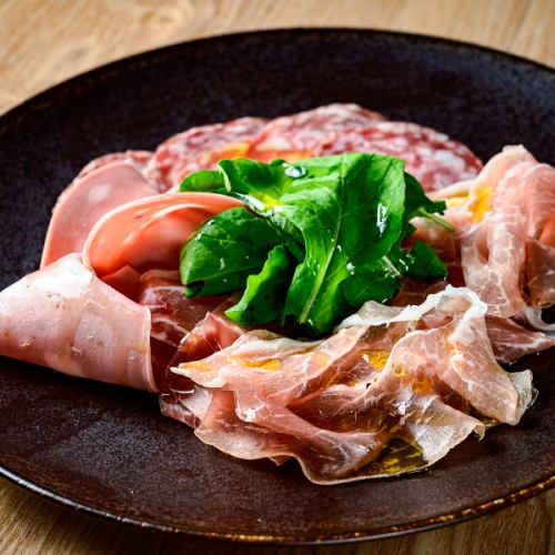 精選法國火腿和薩拉米香腸