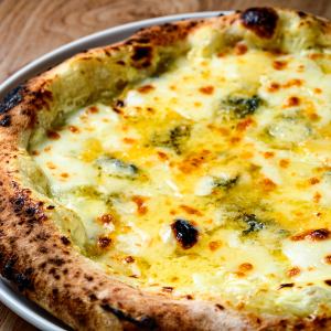 四種起司披薩－一款口感柔和的披薩，選用四種精心挑選的起司製成。