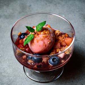 自製蓬鬆提拉米蘇，搭配來自山下果園的當季水果