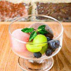 口感滑順的自製義式冰淇淋，散發著時令水果的醇厚香氣。