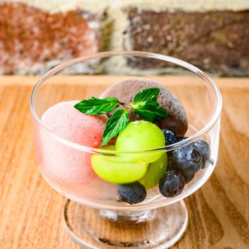 口感滑順的自製義式冰淇淋,散發著時令水果的醇厚香氣。