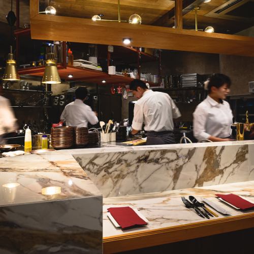 在一樓座位欣賞主廚的現場表演