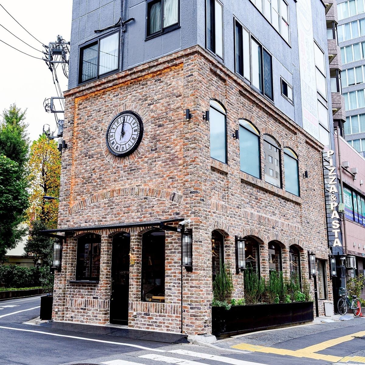 週六、週日下午1點開始營業!這是一家可以享用石爐披薩和葡萄酒的餐廳。