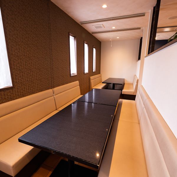 ≪Can also be used by families◎≫ We have 6 sofa-type seats that can comfortably seat 6 people.If you lower the blinds, you can use it as a semi-private room!Family You can relax and enjoy it with your family and friends★